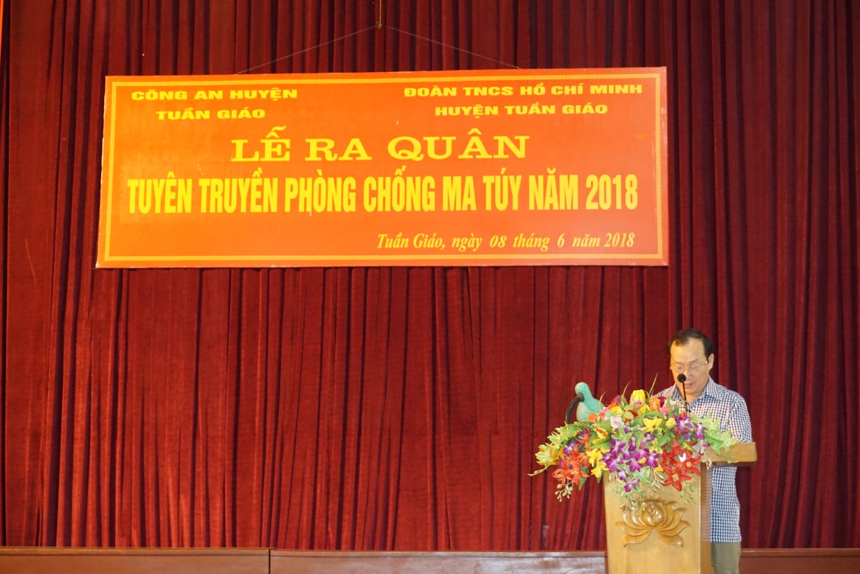 Đồng chí Mùa Va Hồ, Phó Chủ tịch Hubet com huyện phát biểu tại lễ ra quân