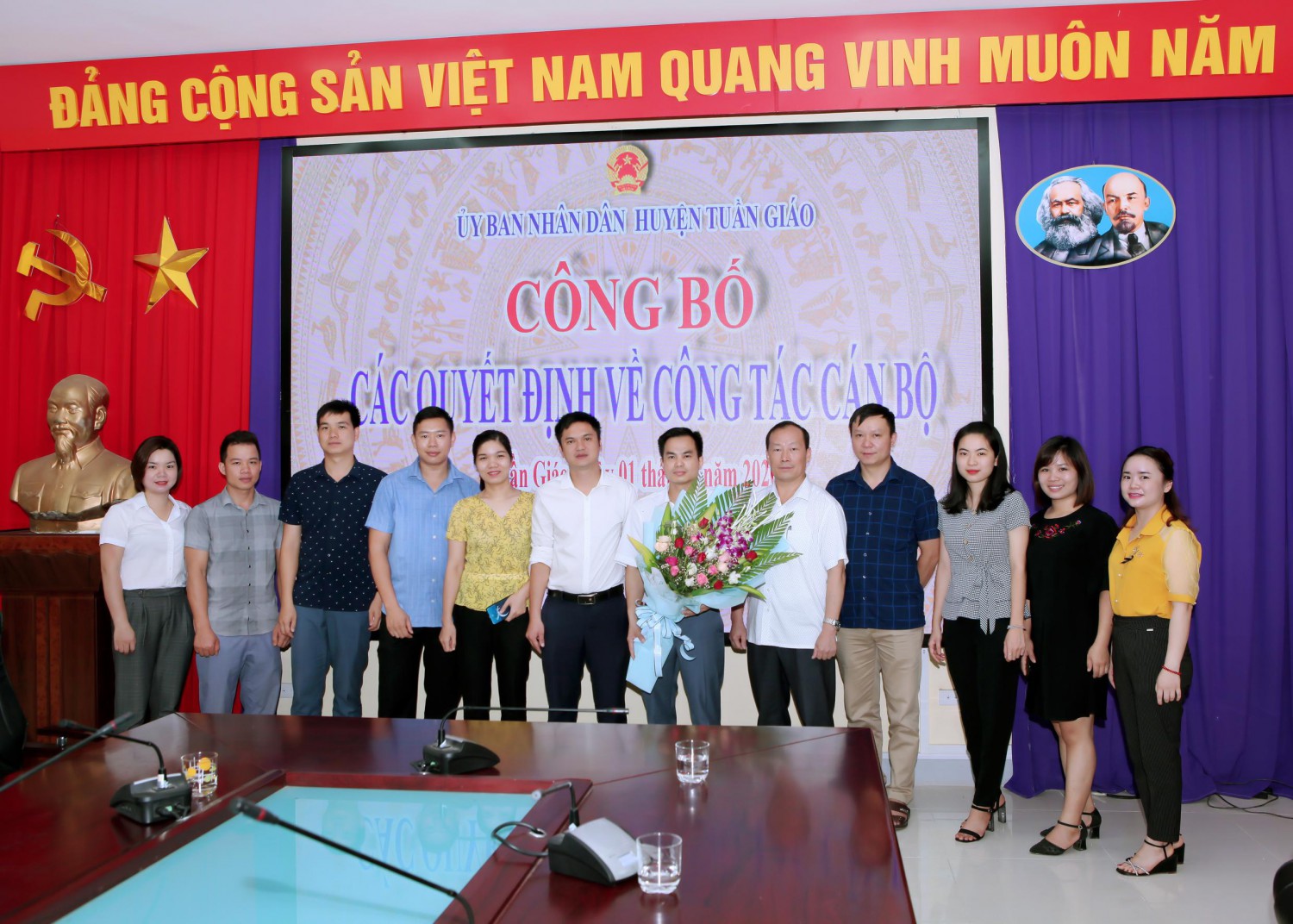Đ/c Nguyễn Văn Bách chụp ảnh lưu niệm cùng Hubet đăng nhập, Hubet com Hubet1122 Red 88.vin-Hubet com huyện