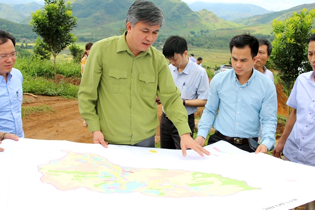 Đồng chí Lò Văn Tiến, Phó Chủ tịch Hubet com tỉnh cùng Đoàn Hubet88 kiểm tra thực địa việc kiểm kê đất đai tại huyện Tuần Giáo.