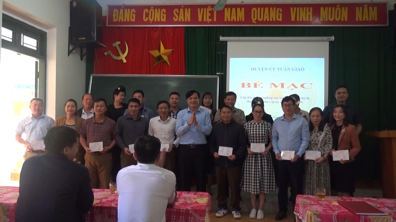 Tuần Giáo Bế mạc lớp bồi dưỡng nghiệp vụ Hubet88 Đảng cho Bí thư, phó bí thư cấp ủy cơ sở năm 2020