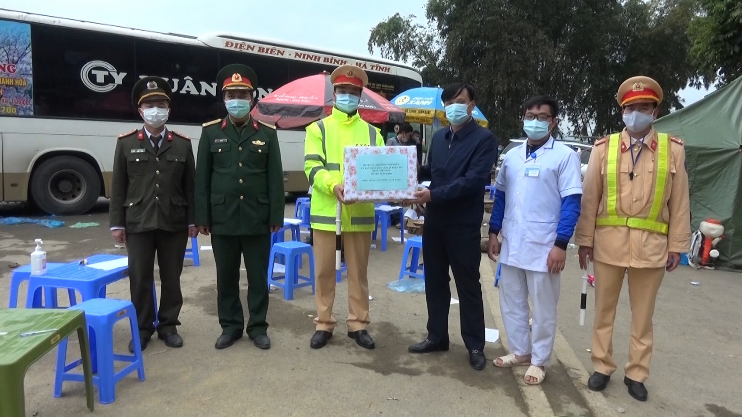 Lãnh đạo huyện thăm tặng quà các chốt kiểm soát dịch Covid-19