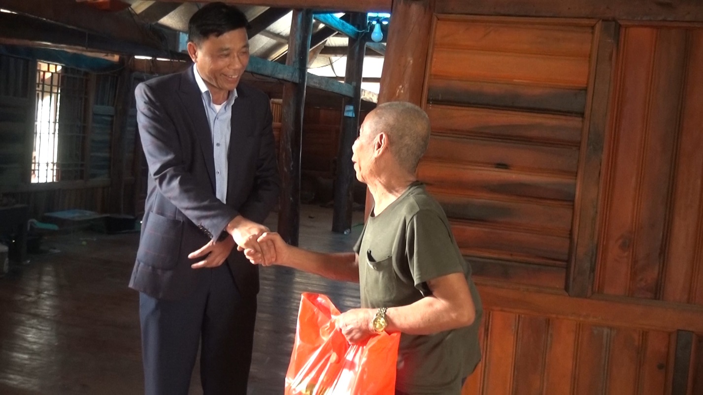 Đồng chí Vũ Văn Đức - Chủ tịch Hubet com huyện thăm tặng quà tại xã Quài Cang