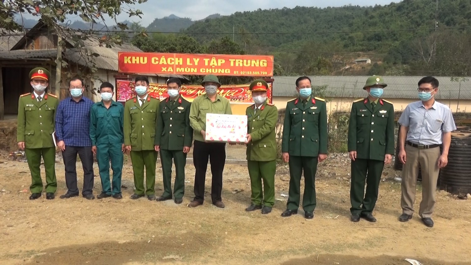 Lãnh đạo huyện Tuần Giáo kiểm tra, thăm và tặng quà khu cách ly tập trung
