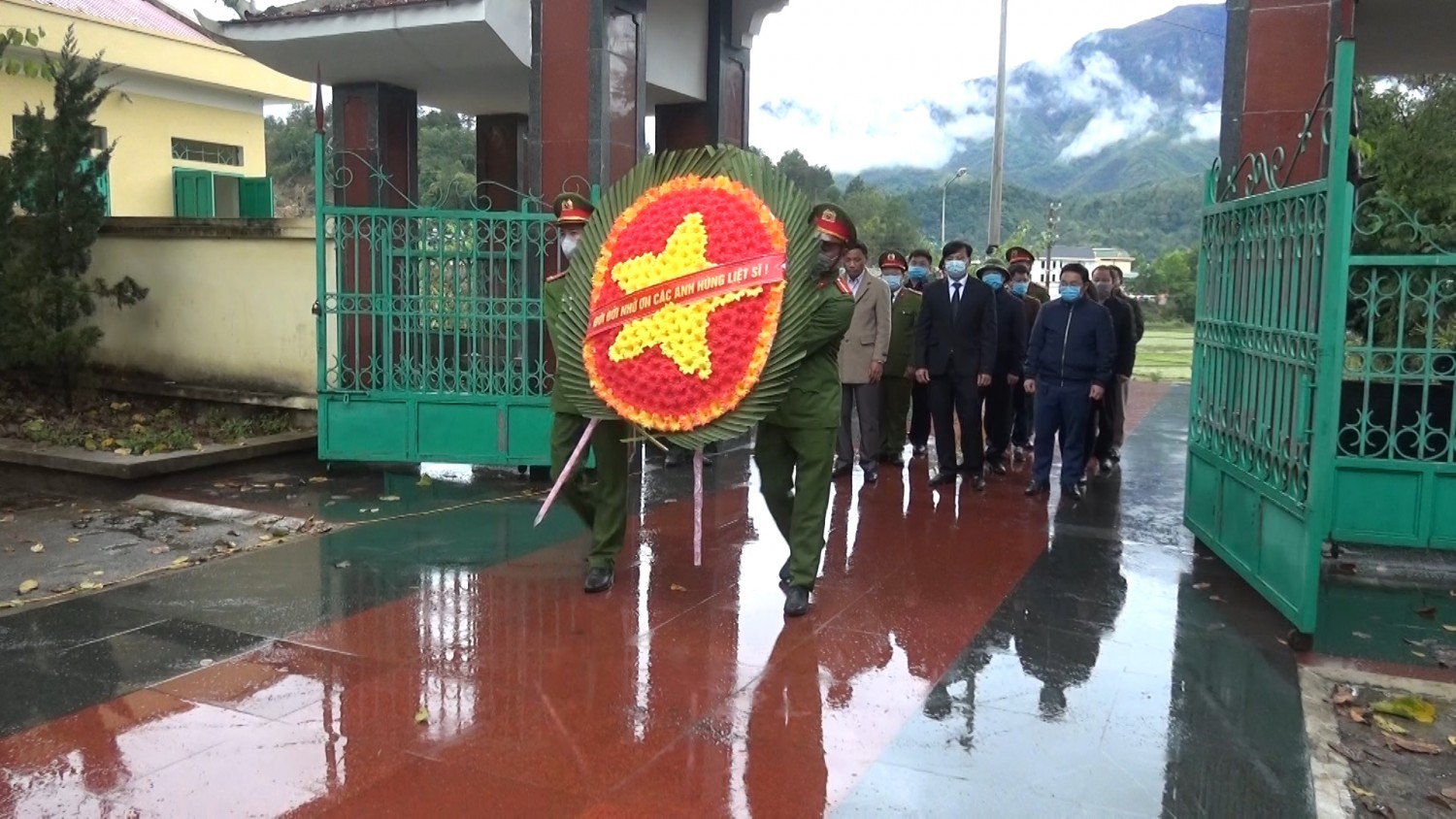 Lãnh đạo Huyện viếng Nghĩa trang liệt sỹ nhân dịp Tết Nguyên đán Tân Sửu