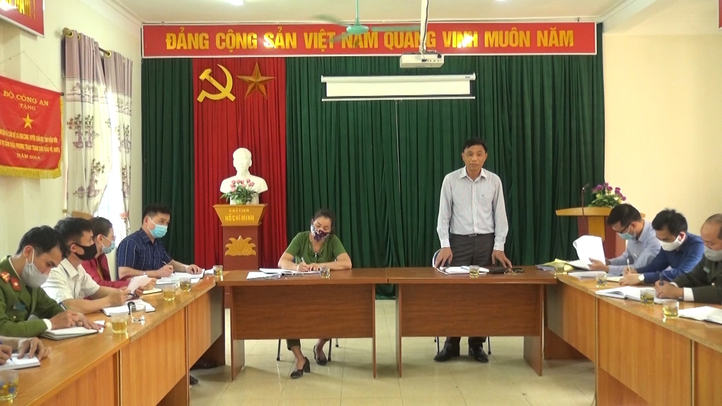 Đồng chí Vũ Văn Đức, Chủ tịch Hubet com huyện kiểm tra Hubet88 phòng chống dịch Covid 19 và chuẩn bị bầu cử ở xã Quài Cang