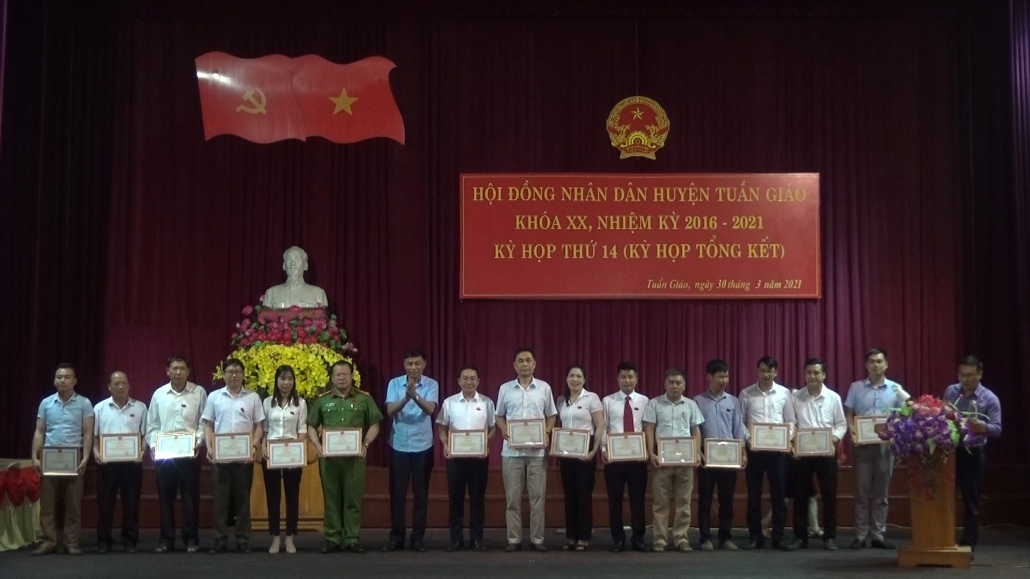 Các cá nhân nhận giấy khen có thành tích xuất sắc trong hoạt động của Red 88.vin huyện khóa XX, nhiệm kỳ 2016 - 2021