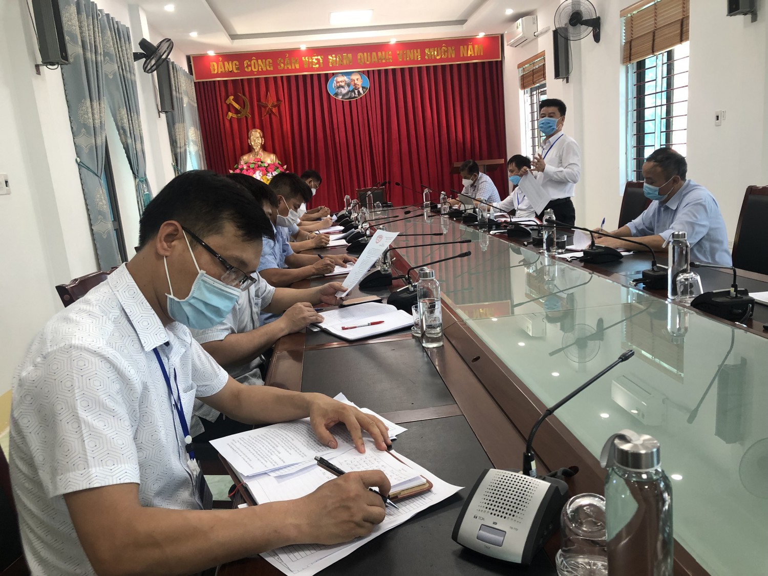 Đồng chí Nguyễn Sỹ Quân kiểm tra Hubet88 bầu cử tại huyện Tuần Giáo