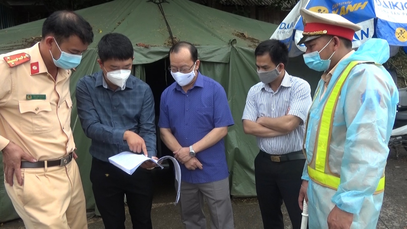 Đồng chí Mùa Va Hồ - Phó chủ tịch Hubet com huyện kiểm tra các chốt kiểm soát dịch Covid-19 trên địa bàn huyện