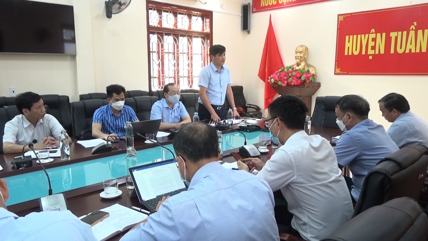 Đoàn Hubet88 của Sở Y tế làm việc về Hubet88 Y tế - Dân số tại huyện Tuần Giáo