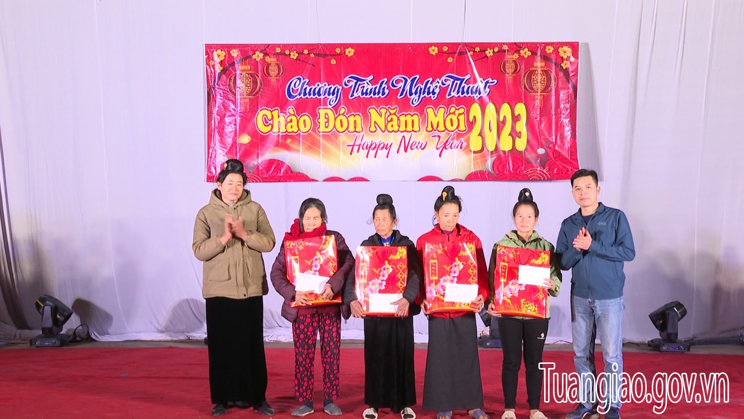 Sở Văn hóa, Thể thao và Du lịch tặng quà Tết cho các hộ khó khăn