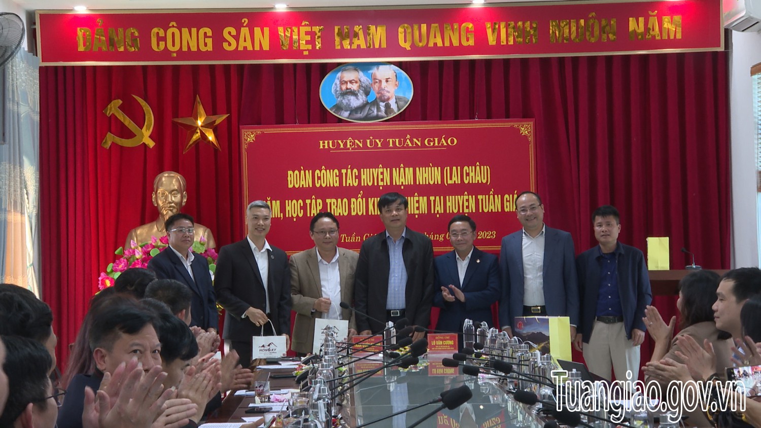 Đoàn Hubet88 của Huyện ủy Nậm Nhùn thăm và làm việc tại huyện Tuần Giáo