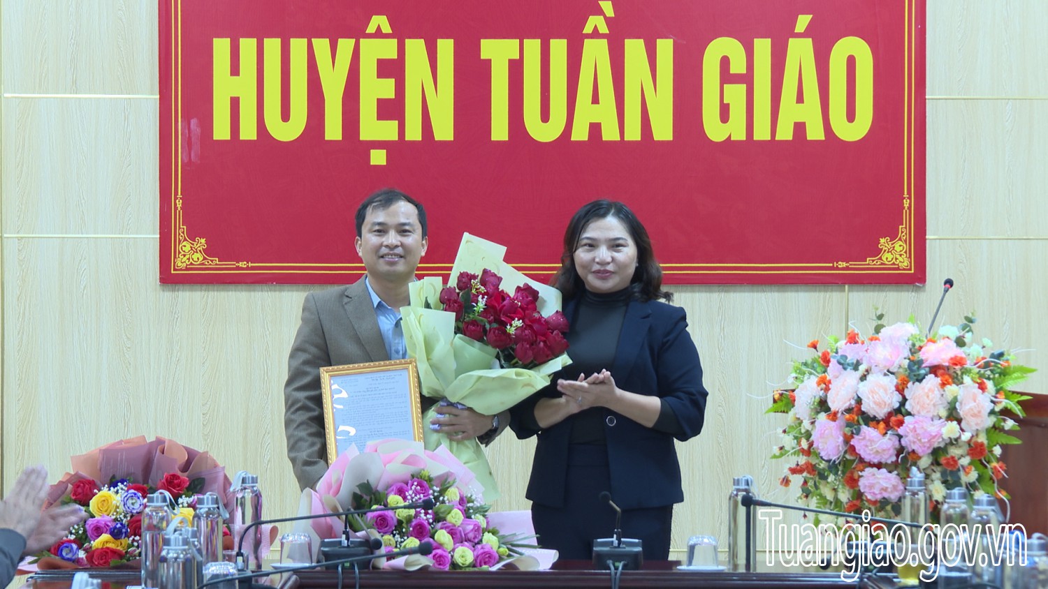 Hubet com huyện trao quyết định bổ nhiệm Phó Trưởng phòng Tài nguyên và Môi trường