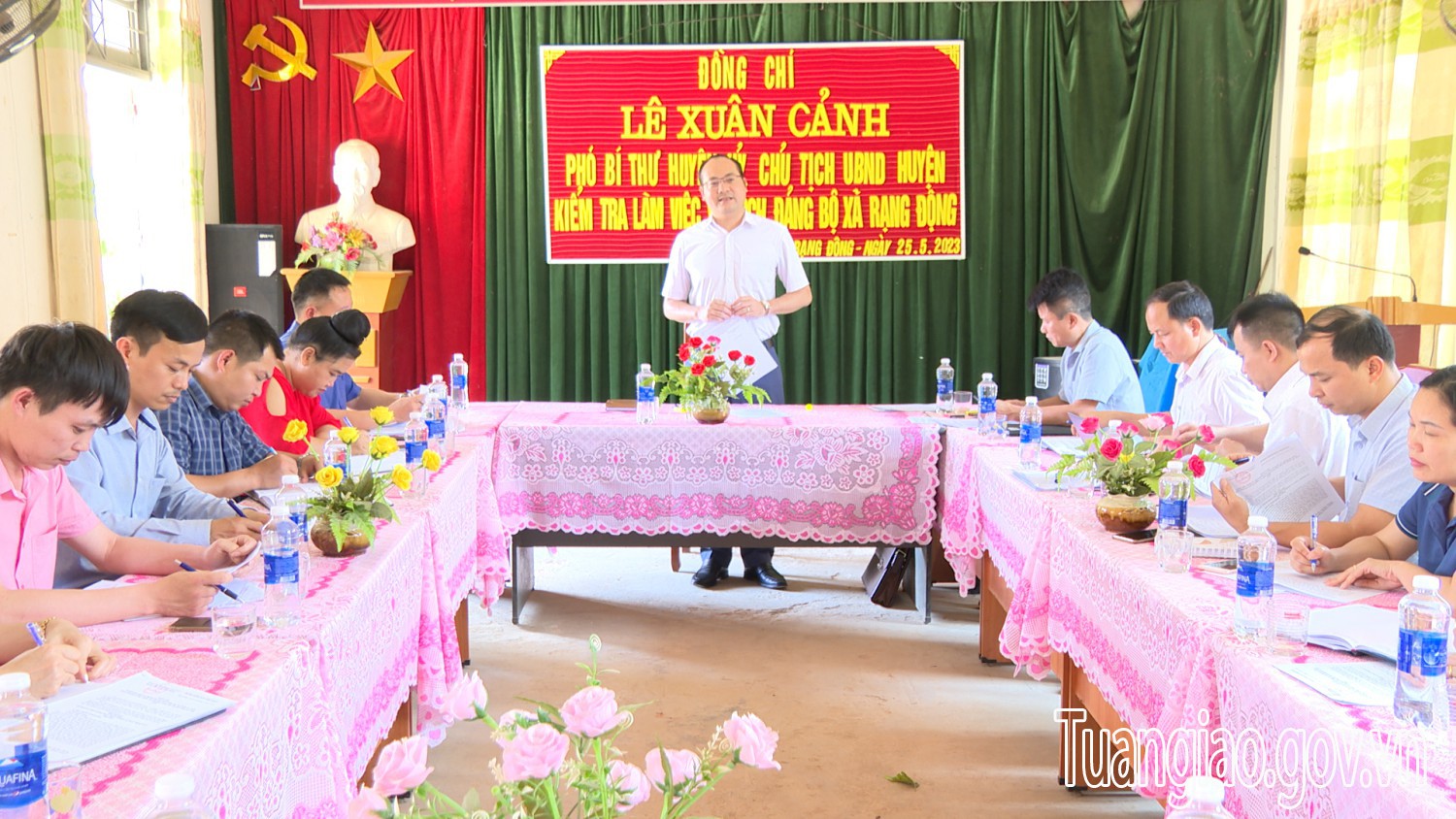 Đồng chí Lê Xuân Cảnh -Phó Bí thư, Chủ tịch Hubet com huyện kiểm tra tại xã Rạng Đông