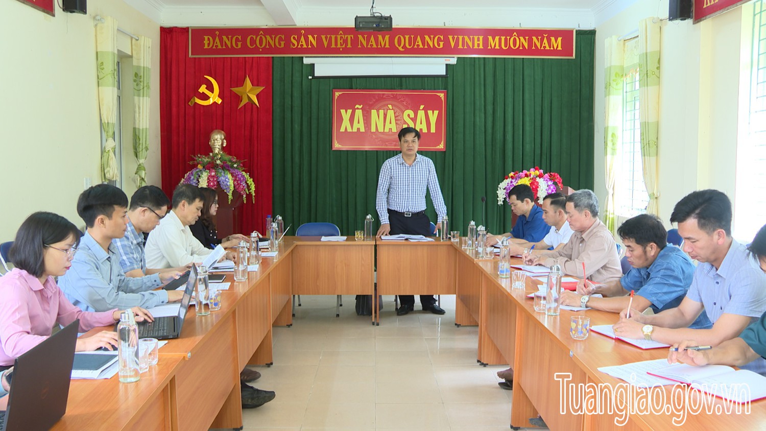 Đồng chí Lò Văn Cương – Bí thư Huyện ủy kiểm tra Hubet88 tổ chức sơ kết giữa nhiệm kỳ