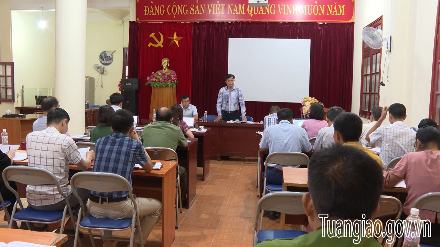 Đồng chí Lò Văn Cương – Bí thư Huyện ủy kiểm tra Hubet88 tổ chức sơ kết giữa nhiệm kỳ tại Đảng ủy Thị Trấn