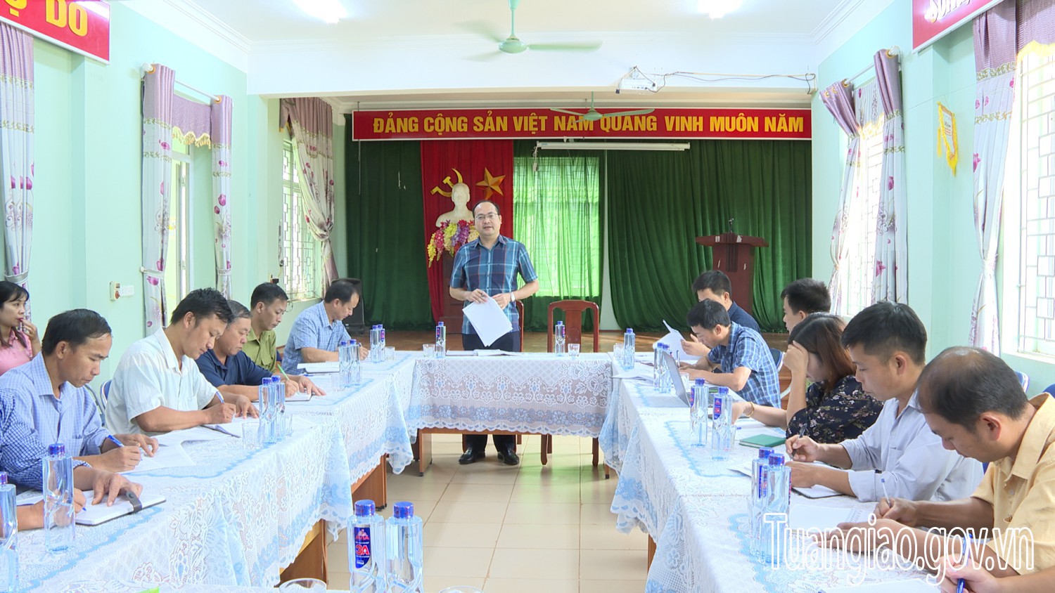 Đồng chí Lê Xuân Cảnh Chủ tịch Hubet com huyện Tuần Giáo làm việc với xã Phình Sáng về tiến độ triển khai trồng cây mắc ca