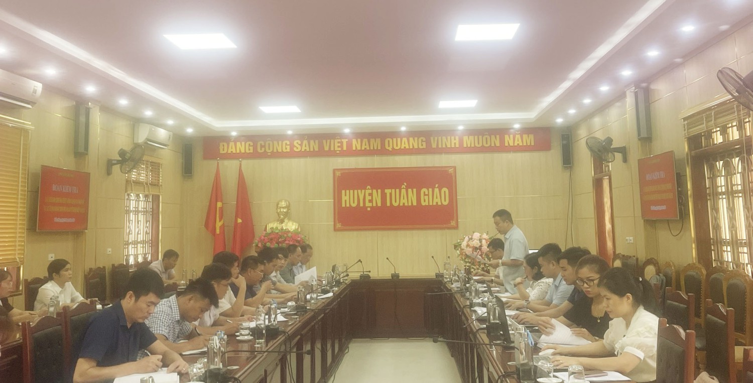 Đoàn kiểm tra CCHC Hubet6600 và phân cấp quản lý Hubet6600 tại các cơ quan hành chính trên địa bàn tỉnh Điện Biên năm 2023 làm việc tại huyện Tuần Giáo