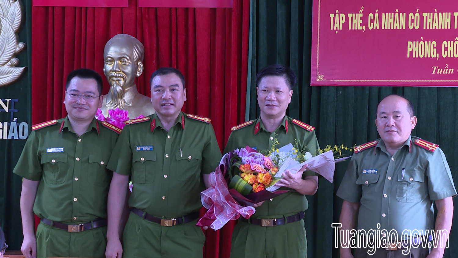 Lễ trao thưởng tập thể cá nhân có thành tích xuất sắc trong Hubet88 đấu tranh phòng chống tội phạm về ma túy