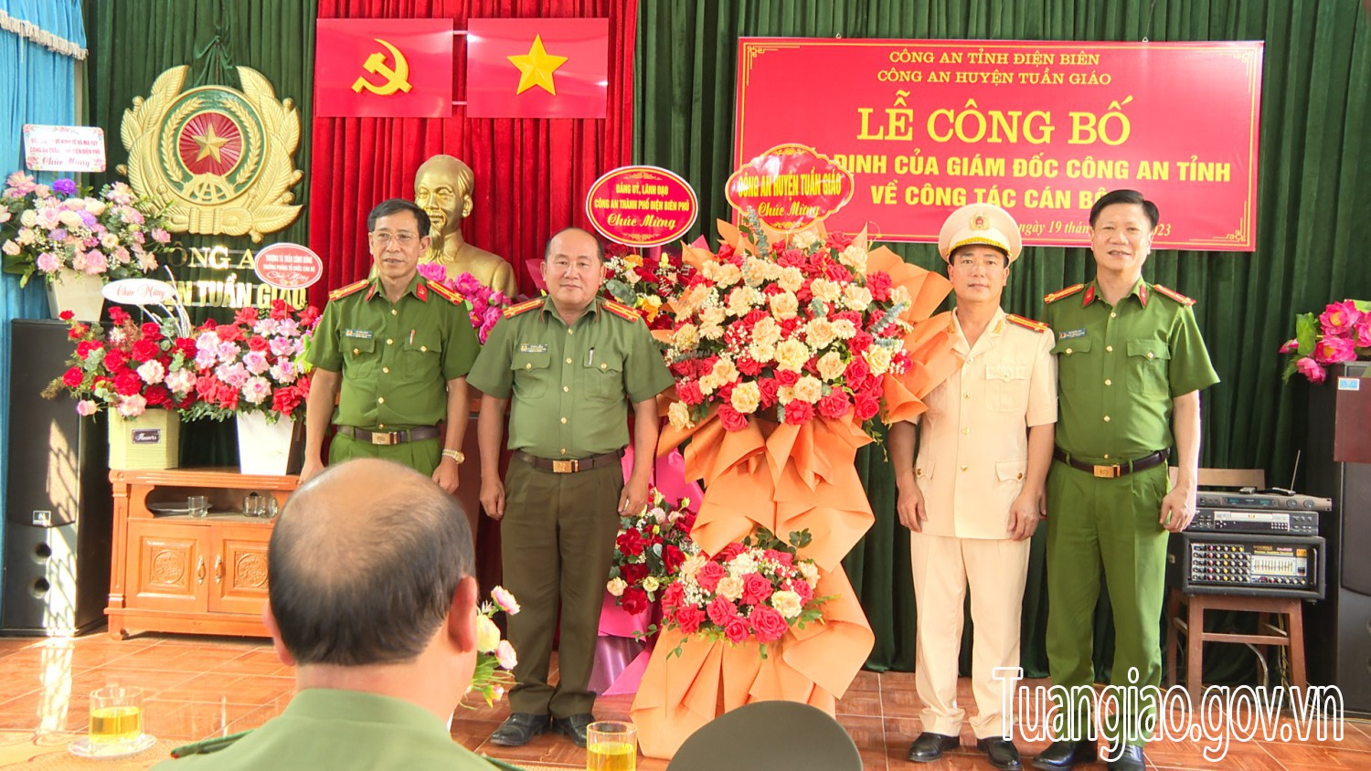 Lễ công bố Hubet7799 của Giám đốc công an tỉnh về Hubet88 Hubet đăng nhập