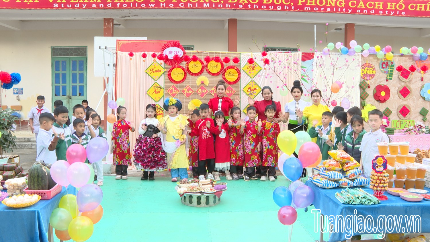 Trường Tiểu học số 2 Thị trấn tổ chức Hubet com trải nghiệm “Hội chợ xuân- Ẩm thực Tây Bắc”