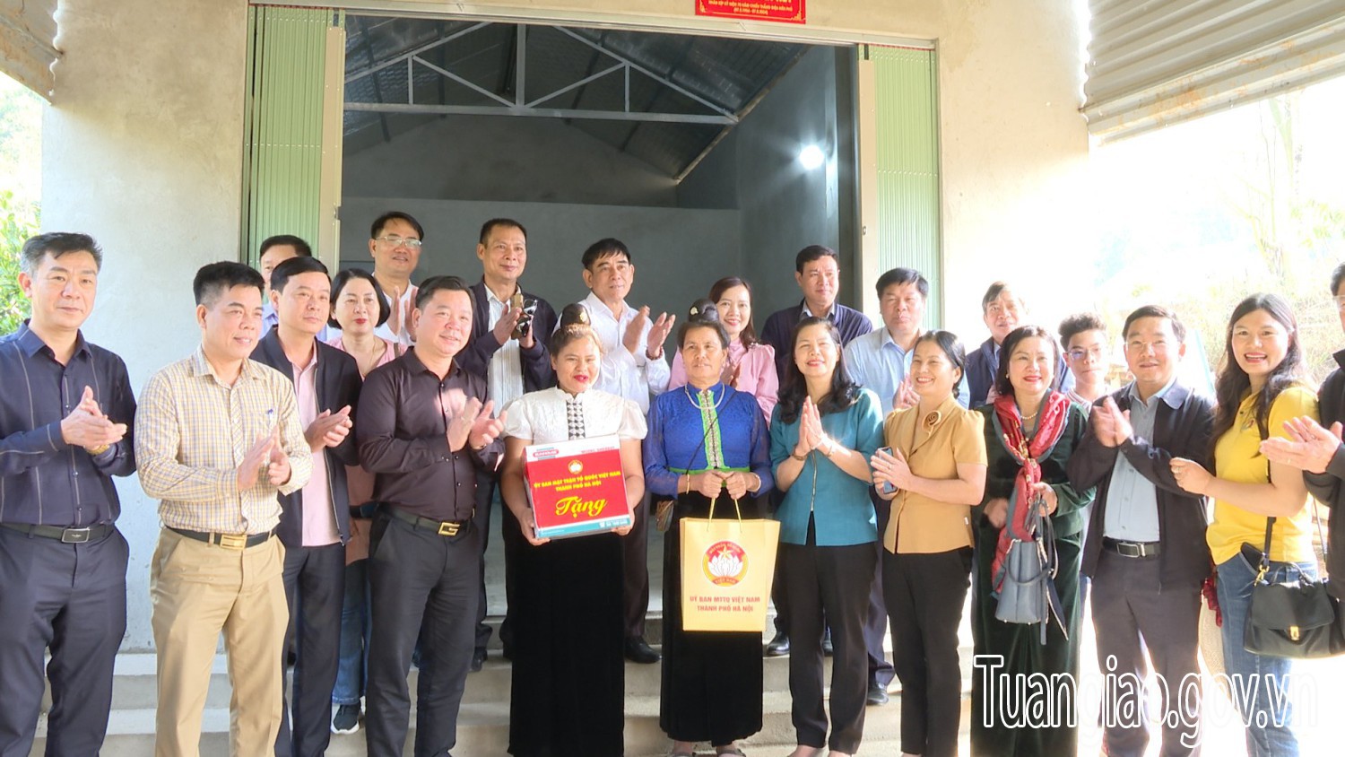Đoàn Hubet88 của của Hubet MTTQ Việt Nam Thành Phố Hà Nội khánh thành nhà đại đoàn kết và trao hỗ trợ sinh kế cho hộ nghèo, hộ có hoàn cảnh khó khăn tại huyện Tuần Giáo