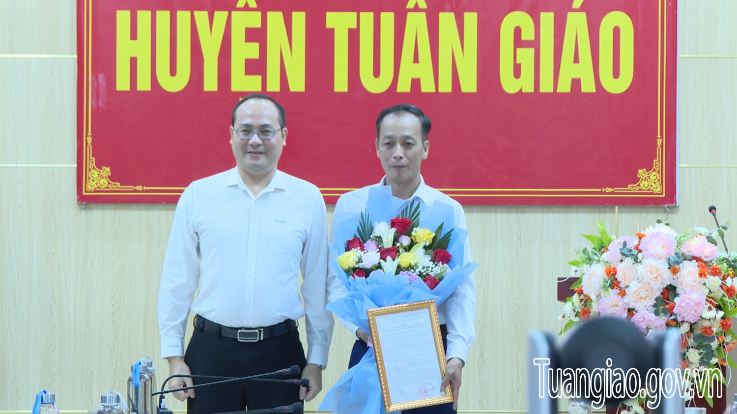 Hubet com huyện trao quyết định bổ nhiệm Trưởng phòng Nông nghiệp và Phát triển nông thôn