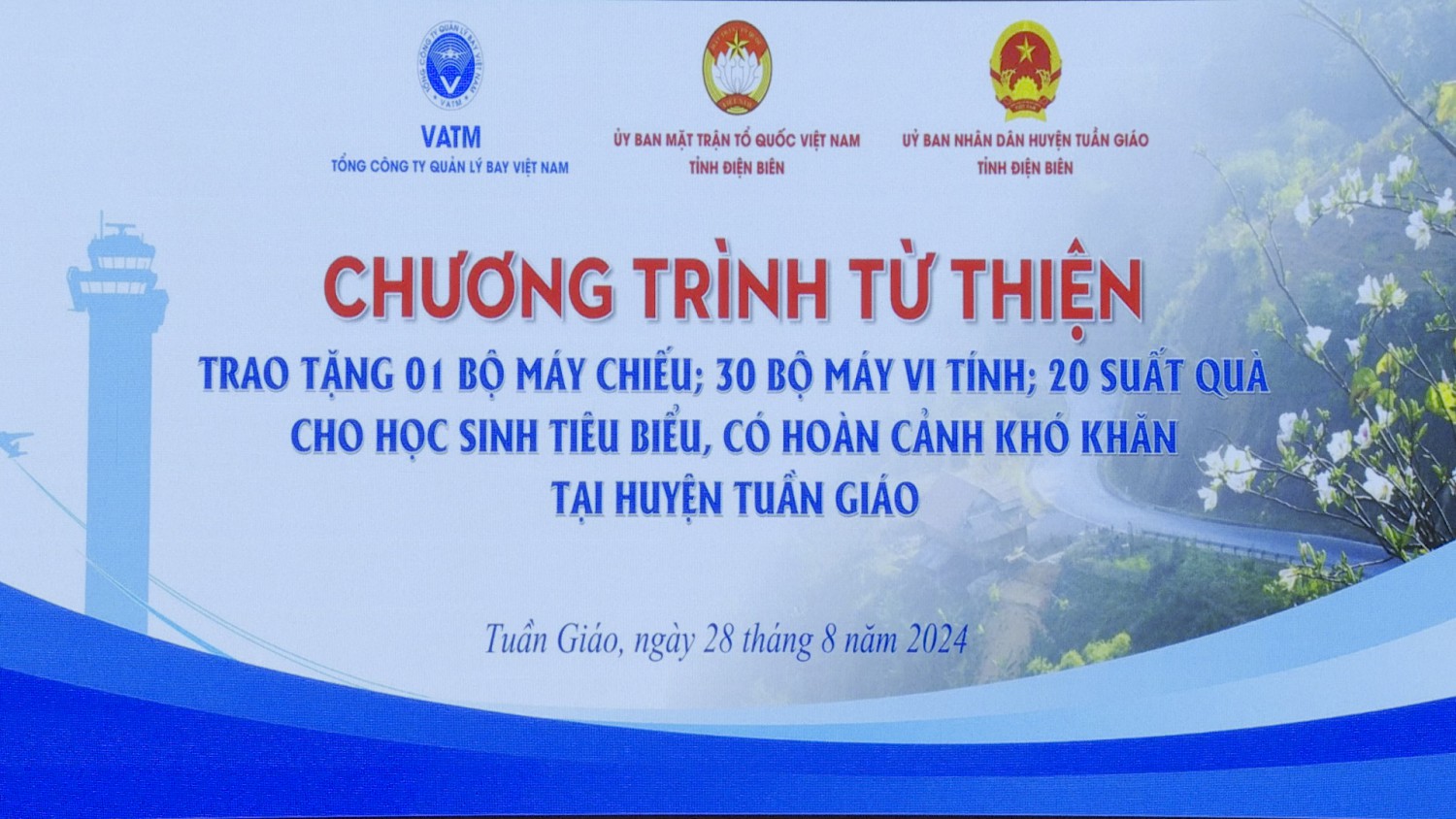 Đoàn Hubet88 Tổng Công ty Quản lý bay Việt Nam tặng tại  huyện Tuần Giáo