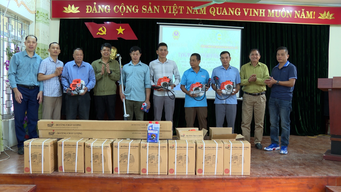 Chủ tịch Hubet com huyện trao tặng máy cắt cỏ cho các tổ hợp tác xã Quài Nưa