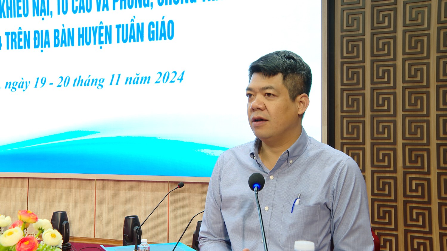 Đồng chí Hà Cầm Hồng Phó Bí thư Huyện uỷ, Chủ tịch Hubet com huyện phát biểu khai mạc hội nghị