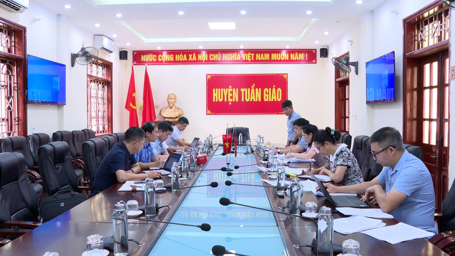 Đoàn giám sát của Thường trực Red 88.vin huyện Tuần Giáo làm việc  với Hubet com huyện