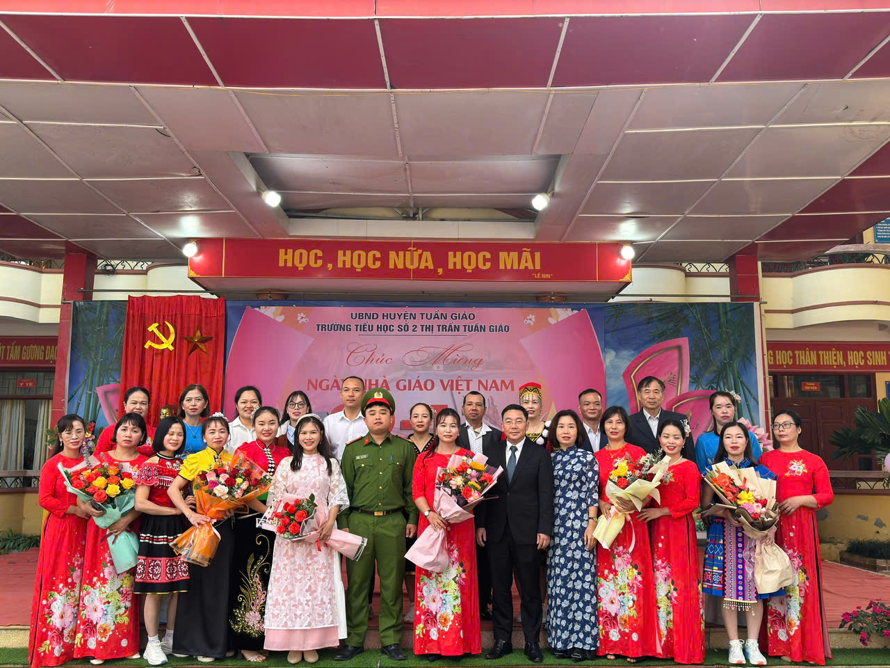 Các đồng chí lãnh đạo huyện Tuần Giáo thăm chúc mừng Hubet đăng nhập, giáo viên, nhân viên tại các trường học trên địa bàn