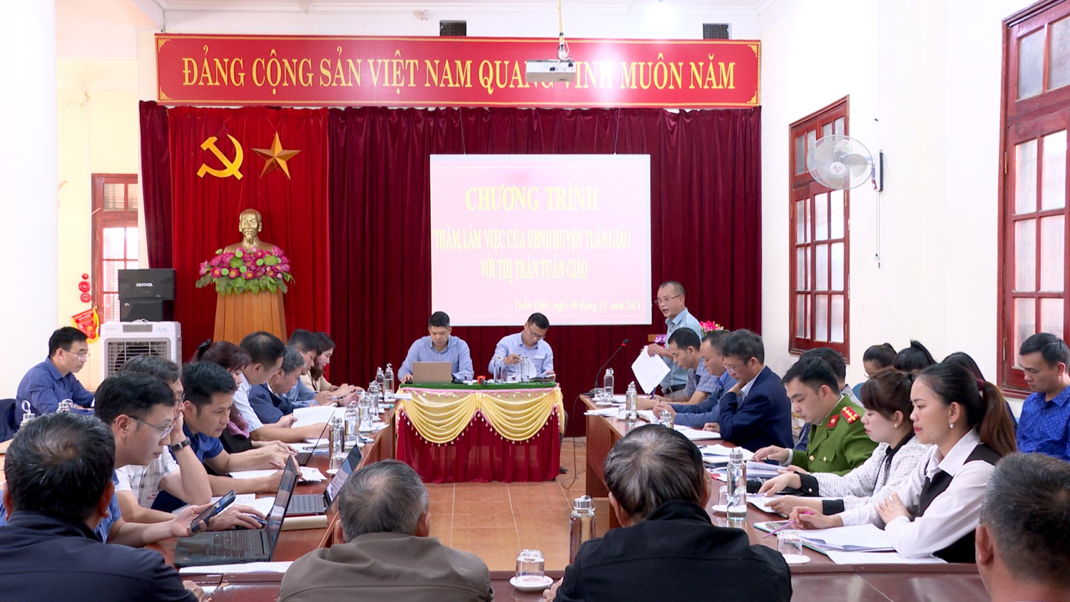 Hubet com huyện Tuần Giáo làm việc với Hubet com thị trấn Tuần Giáo