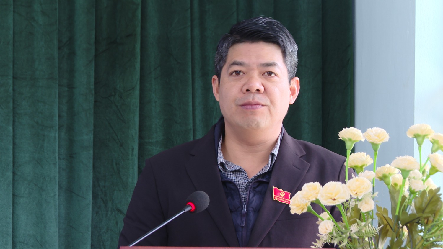 Đồng chí Hà Cầm Hồng Phó Bí thư Huyện ủy, Chủ tịch Hubet com huyện Tuần Giáo phát biểu tại hội nghị