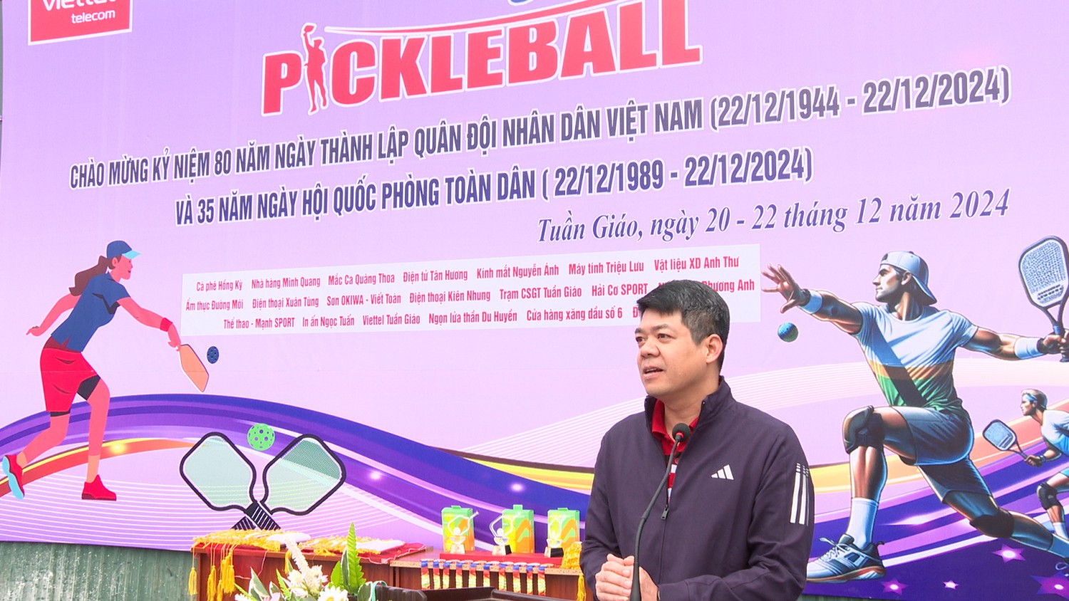 Ông Hà Cầm Hồng Phó bí thư, chủ tịch Hubet com huyện Tuần Giáo phát biểu khai mạc