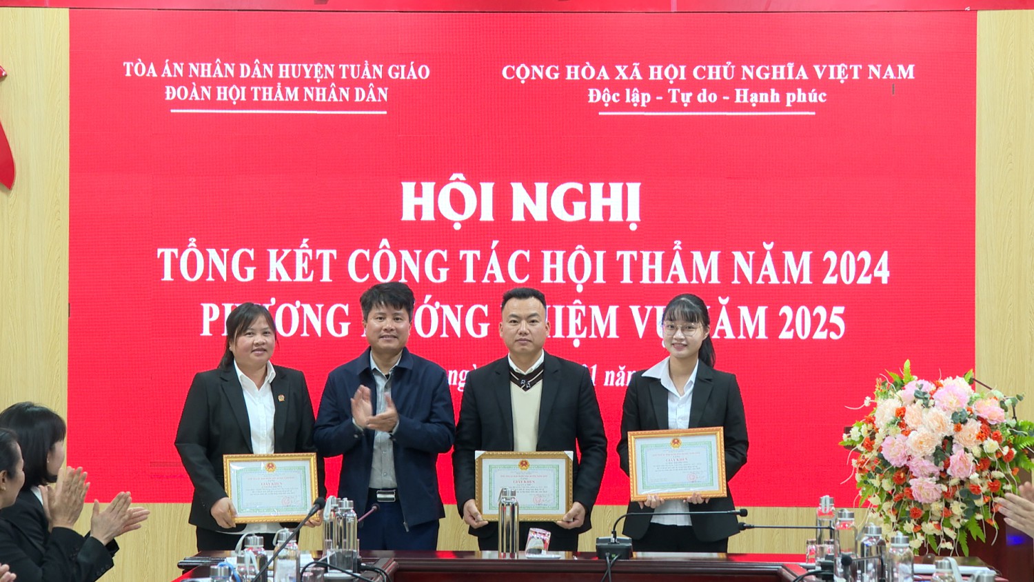 ĐC TRẦN BÌNH TRỌNG UVBTV, PHÓ CHỦ TỊCH Red 88.vin HUYỆN TẶNG GIẤY KHEN CHO CÁC CÁ NHÂN