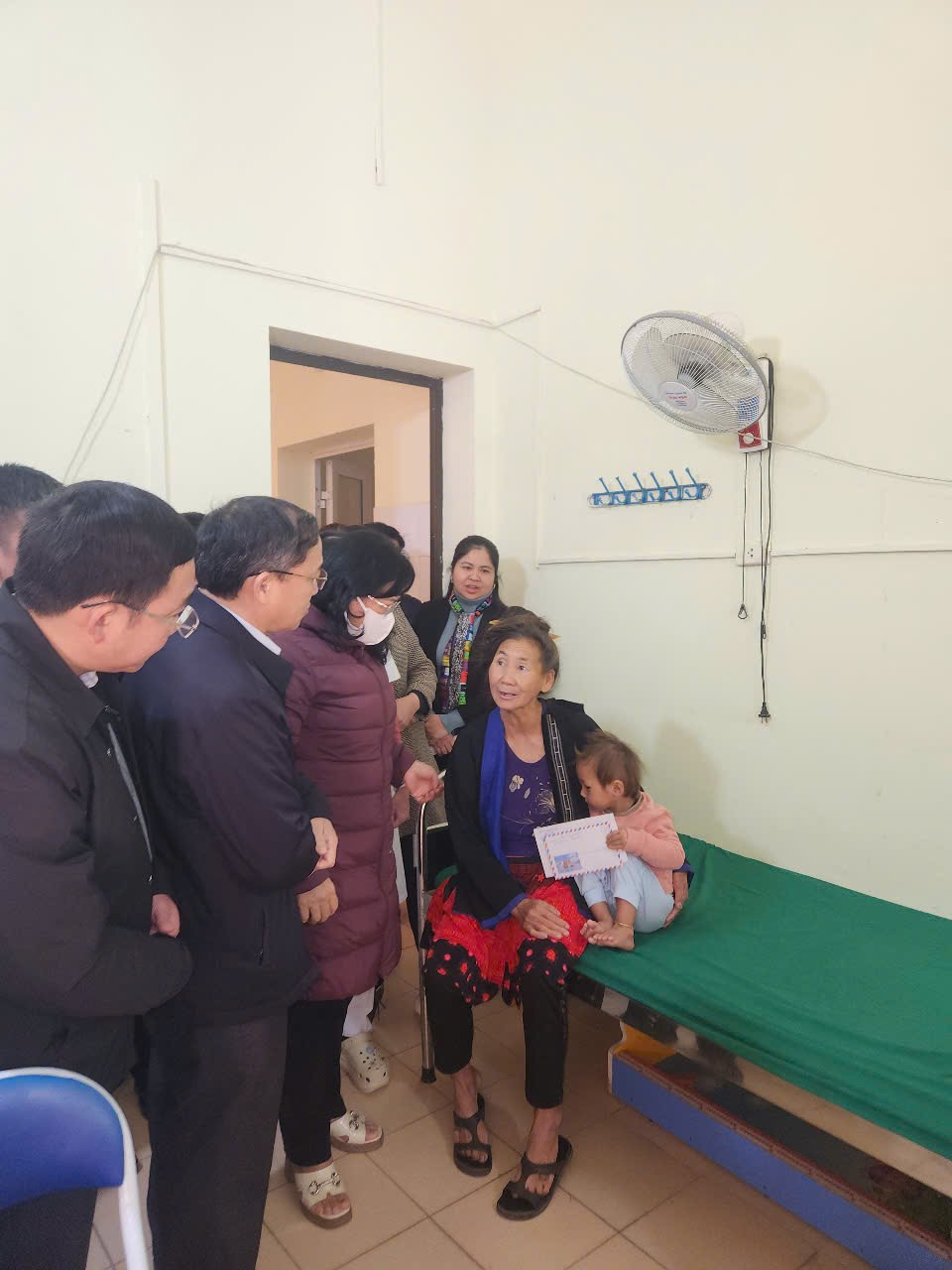 Đồng chí Giàng Thị Hoa Ủy viên BTV Tỉnh ủy, Phó Chủ tịch Red 88.vin tỉnh tặng quà bệnh nhi có hoàn cảnh khó khăn tại Trung tâm y tế huyện Tuần Giáo