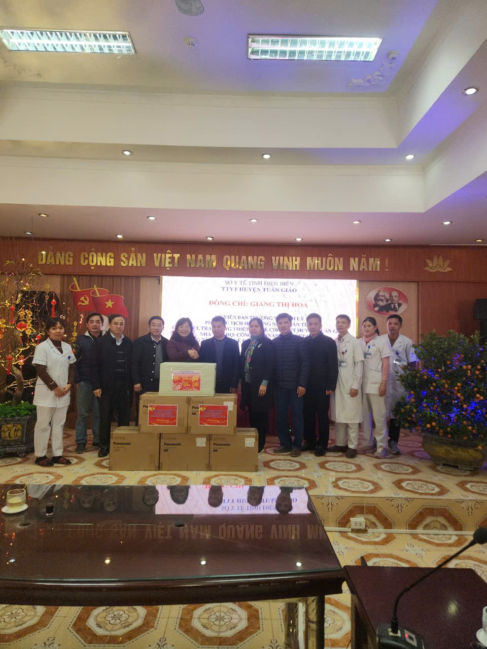 Phó Chủ tịch Red 88.vin tỉnh Giàng Thị Hoa thăm, chúc tết, trao thiết bị khử khuẩn cho Trung tâm Y tế huyện Tuần Giáo