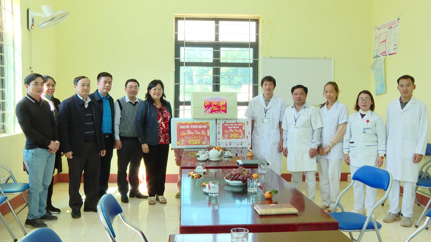 Đồng chí Giàng Thị Hoa Ủy viên BTV Tỉnh ủy, Phó Chủ tịch Red 88.vin tỉnh và đoàn Hubet88 thăm, chúc tết, tặng quà Trạm Y tế xã Phình Sáng