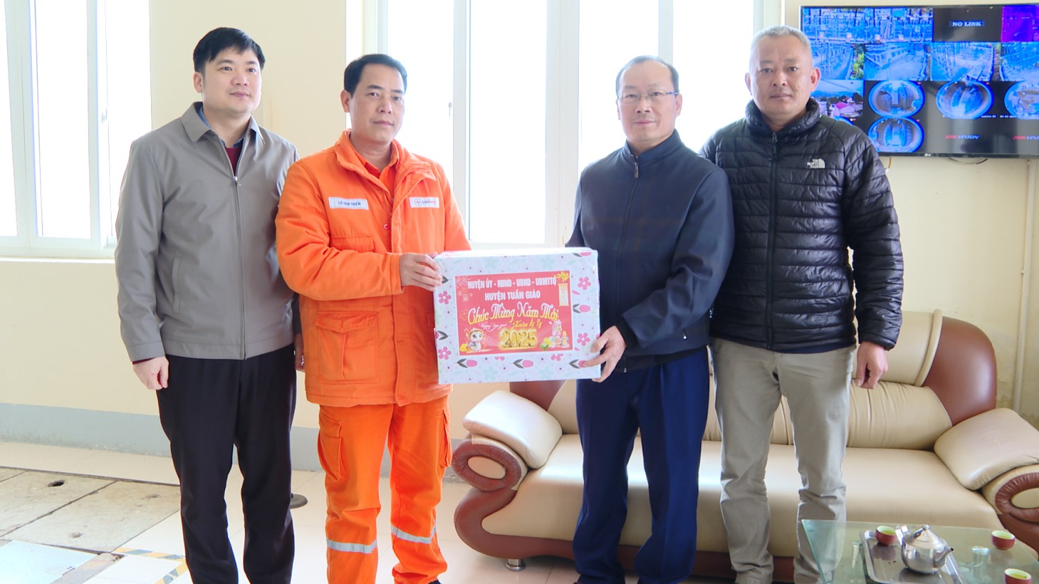 Phó chủ tịch Hubet com huyện, Mùa Va Hồ thăm, chúc Tết các đơn vị, doanh nghiệp, nguyên lãnh đạo huyện