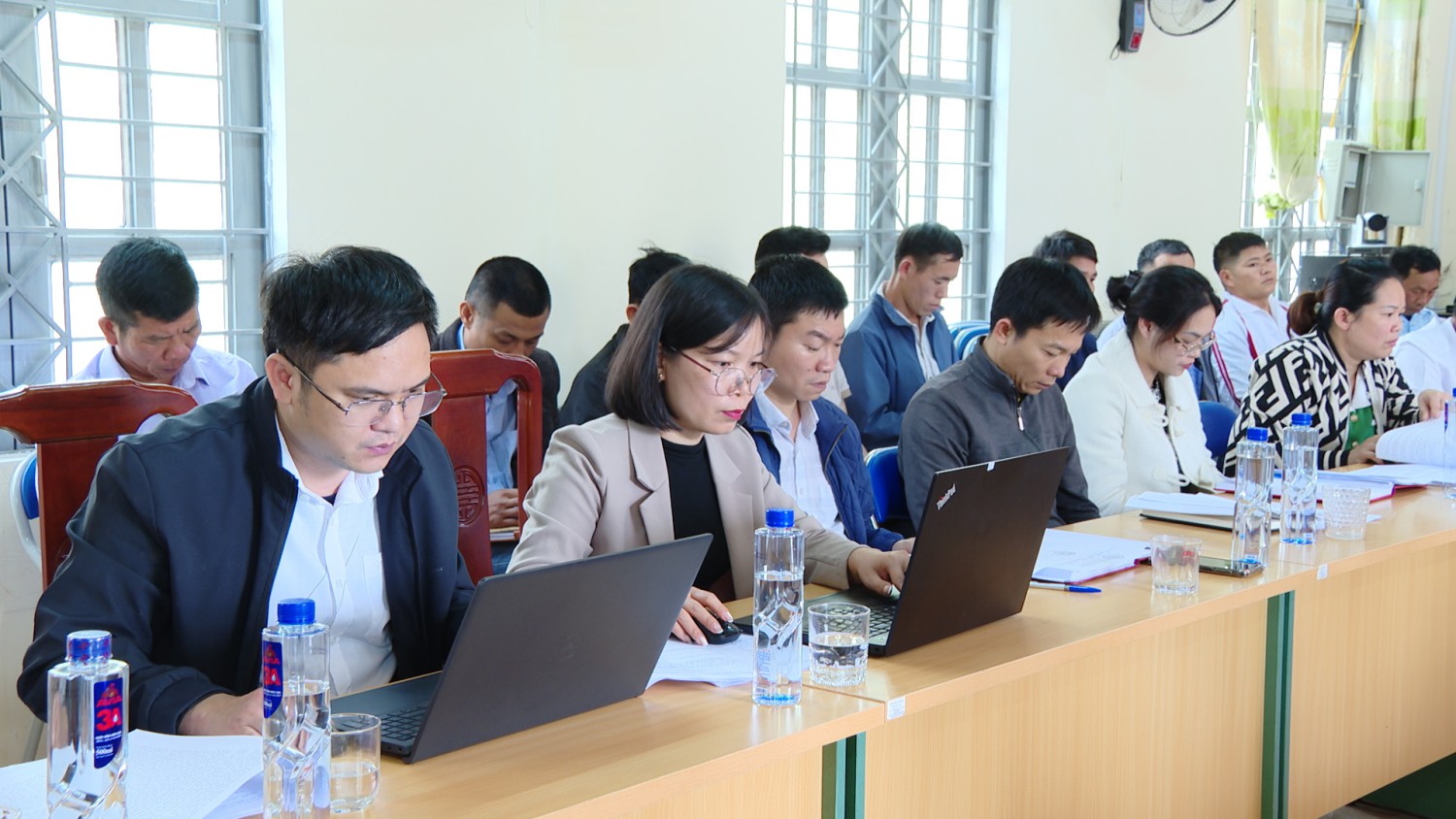 Các đại biểu đoàn Hubet88 của huyện làm việc với xã Chiềng Đông