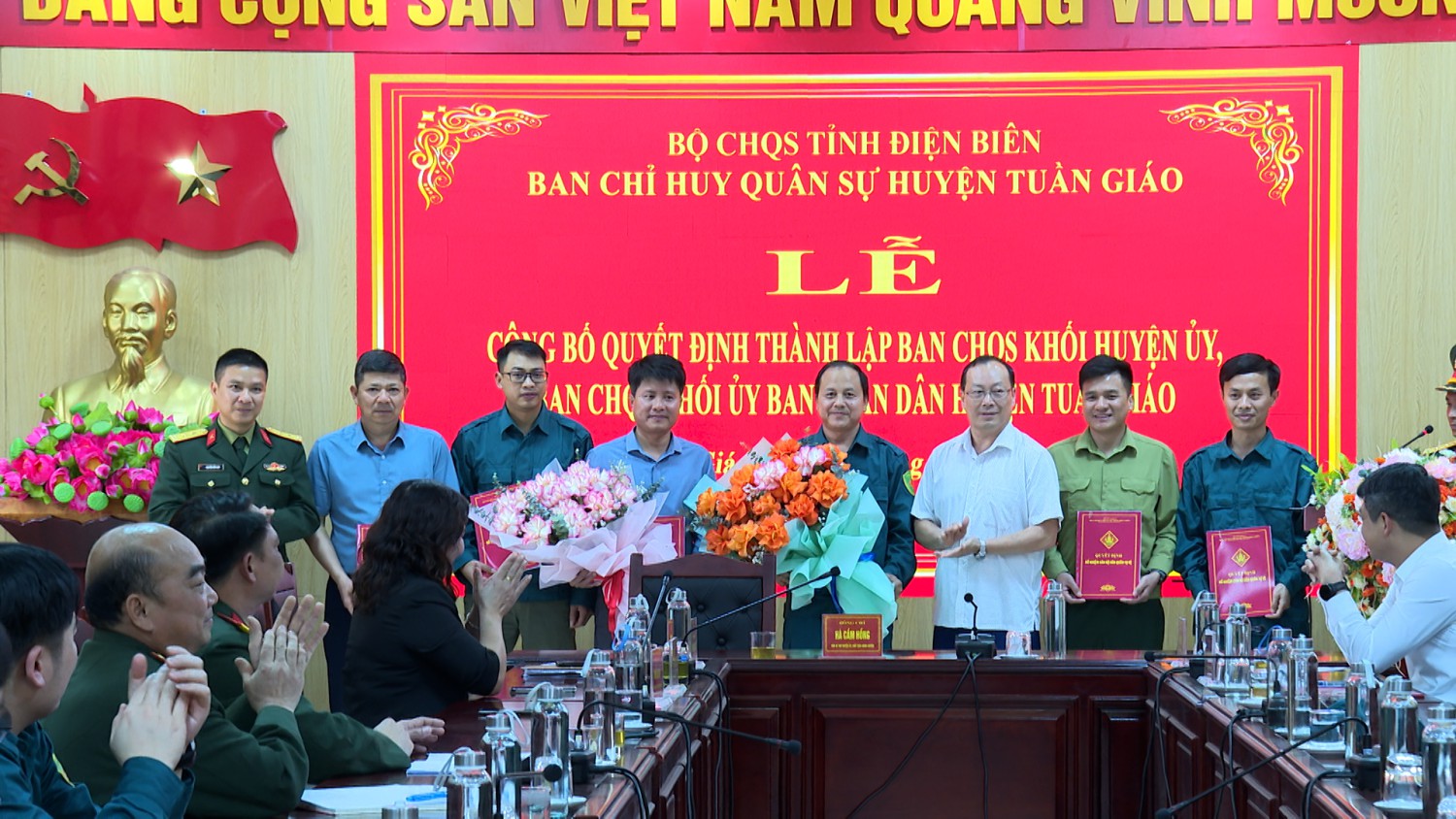 ĐC MÙA VA HỒ, PCT Hubet com HUYỆN VÀ TRUNG TÁ NGUYỄN HỮU NAM TRAO QUYẾT ĐỊNH BỔ NHIỆM VÀ TẶNG HOA CHO CÁN BỘ BAN CHQS KHỐI HUYỆN ỦY VÀ BAN CHQS KHỐI Hubet com HUYỆN