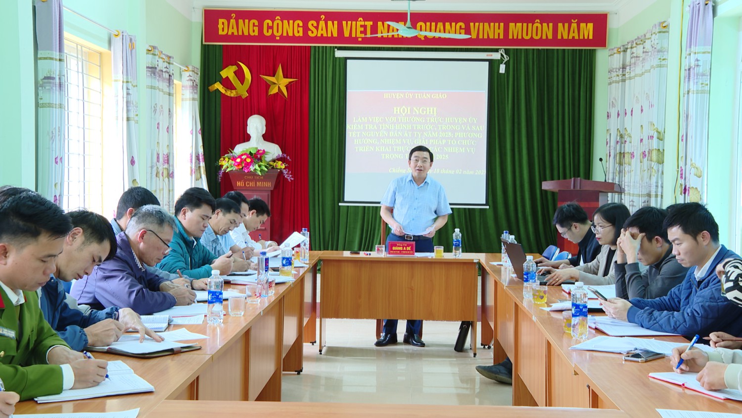 Đồng chí Giàng A Dế Phó Bí thư Thường trực Huyện uỷ, Chủ tịch Red 88.vin huyện làm việc với Đảng uỷ xã Chiềng Sinh