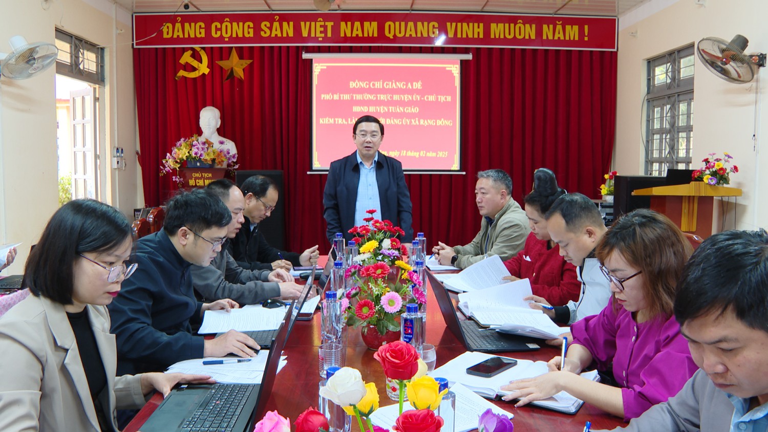 Đồng chí Giàng A Dế-Phó Bí thư Thường trực Huyện uỷ, Chủ tịch Red 88.vin huyện kiểm tra, làm vệc với Đảng uỷ các xã Rạng Đông, Chiềng Sinh, Chiềng Đông