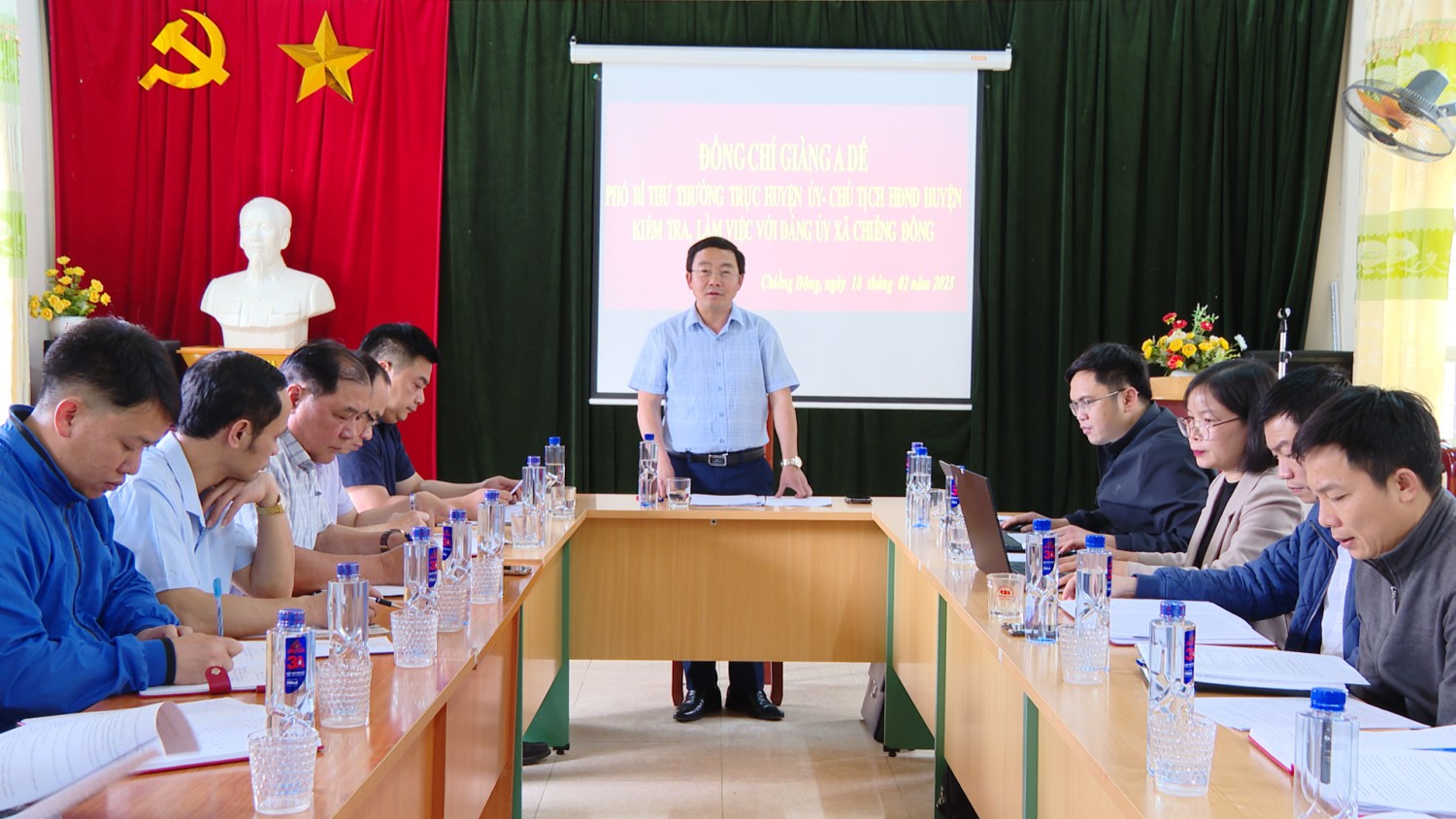 Đồng chí Giàng A Dế Phó Bí thư Thường trực Huyện uỷ, Chủ tịch Red 88.vin huyện làm việc với xã Chiềng Đông