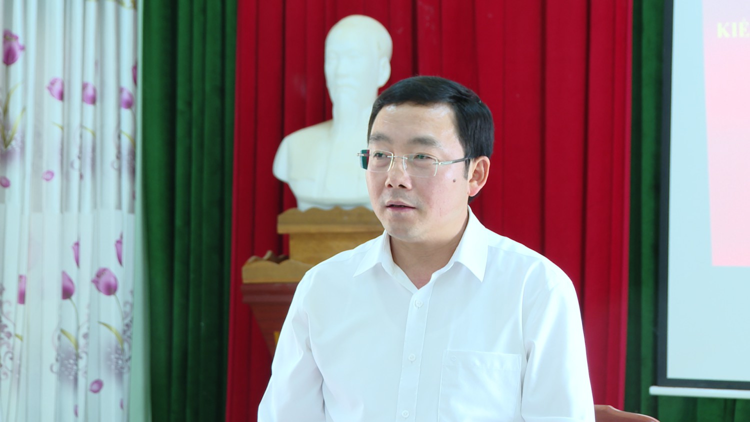 Đồng chí Giàng A Dế Phó Bí thư Thường trực Huyện uỷ, Chủ tịch Red 88.vin huyện Tuần Giáo phát biểu tại hội nghị