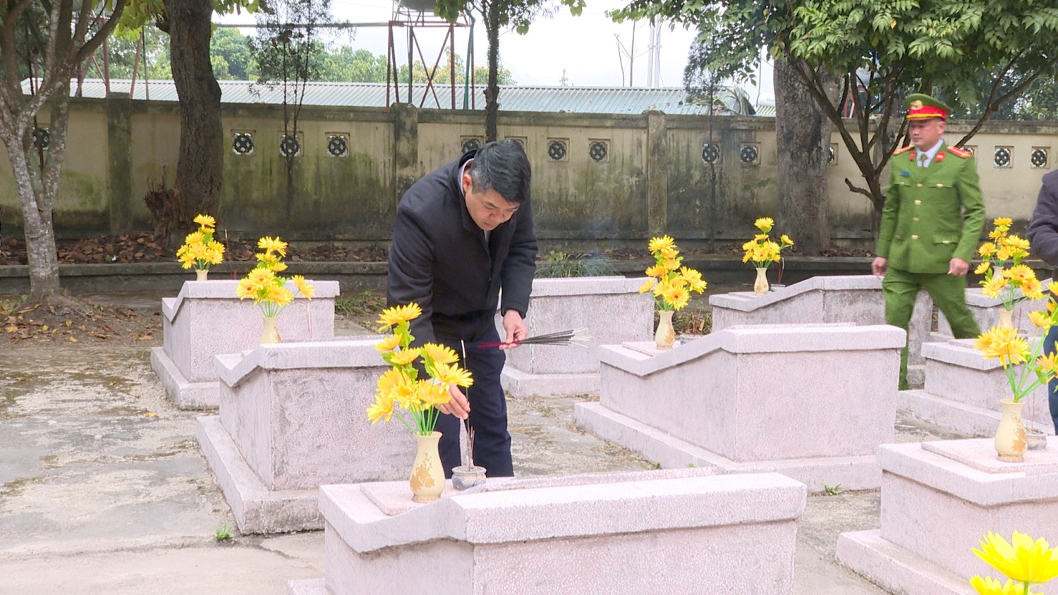 đông chí Hà Cầm Hồng phó bí thư chủ tịch Hubet com huyện thăp nến hương tưởng nhớ các anh hùng liệt sĩ