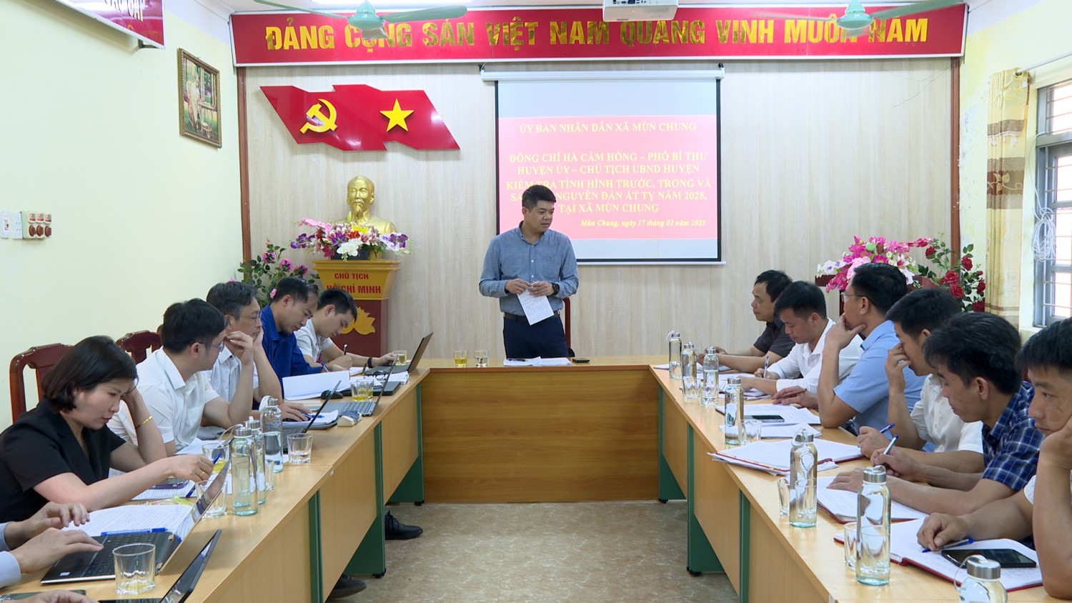Đồng chí Hà Cầm Hồng phó bí thư Chủ tịch Hubet com huyện Tuần Giáo làm việc với Đảng ủy xã Mùn Chung