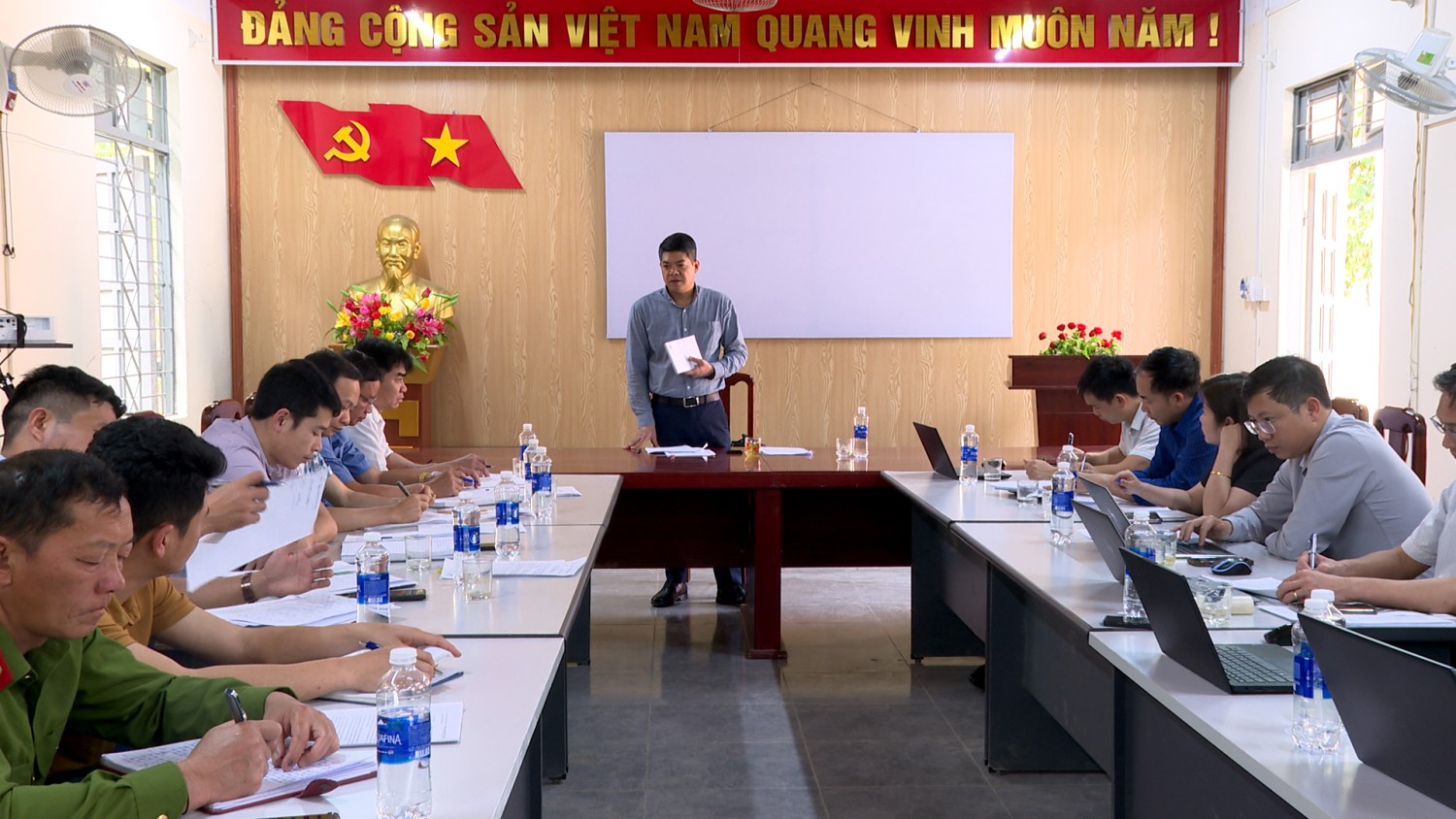 Đồng chí Hà Cầm Hồng phó bí thư chủ tịch Hubet com huyện Tuần Giáo làm việc với Đảng ủy xã Nà Tòng