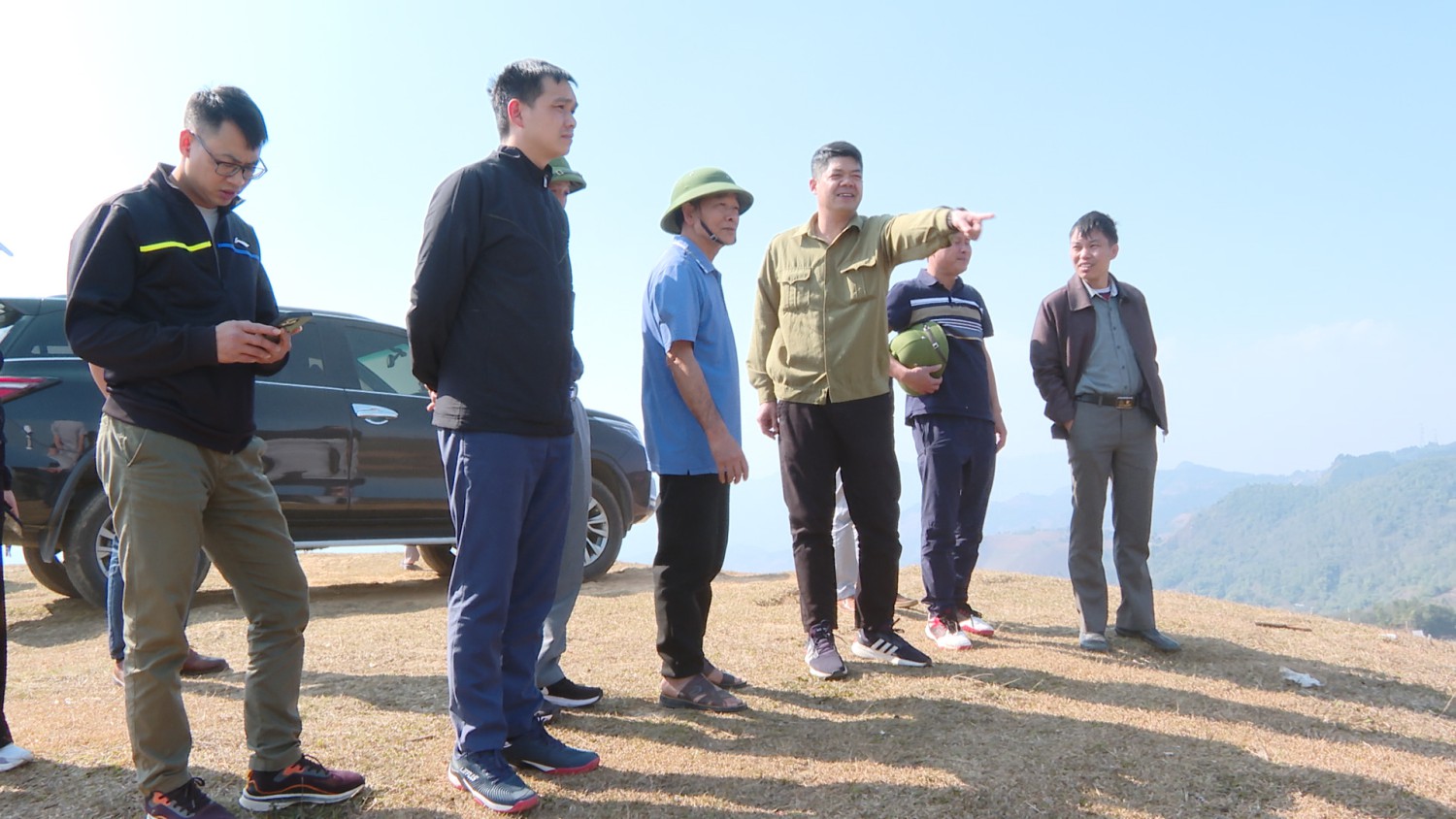 đồng chí Hà Cầm Hồng  Phó Bí thư Huyện uỷ, Chủ tịch Hubet com huyện cùng đoàn Hubet88 khảo sát du lịch tại Pha Đin Pass