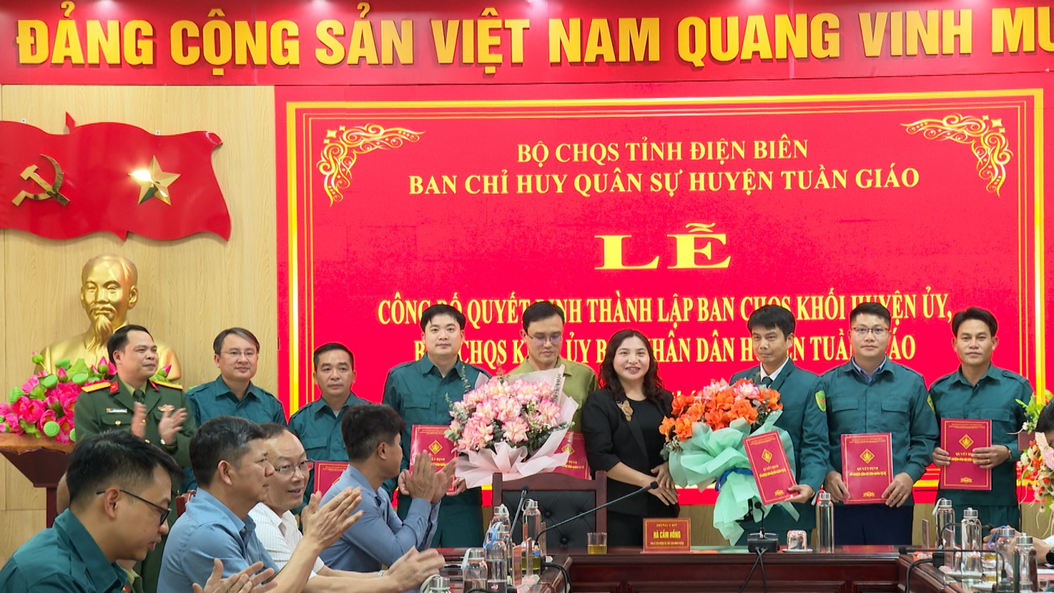 ĐỒNG CHÍ PHẠM THỊ TUYÊN, PCT Hubet com HUYỆN VÀ TRUNG TÁ PHAN VĂN CƯỜNG, PHÓ CHT BAN CHQS HUYỆN TRAO QUYẾT ĐỊNH VÀ TẶNG HOA CHO CÁN BỘ TRUNG ĐỘI TRƯỞNG, TIỂU ĐỘI TRƯỞNG